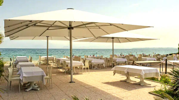 Sonnenschirm Strandcafé