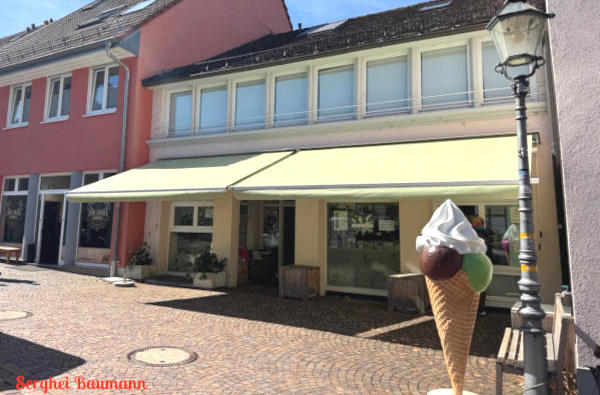 Erneuerter Behang mit Volant