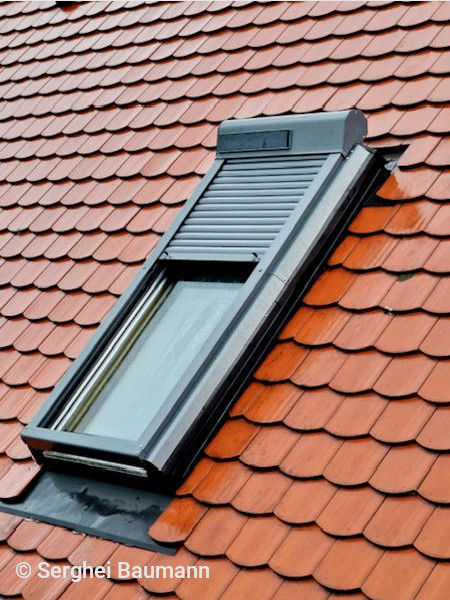 Dachfensterrollladen mit Solarpanel halboffen