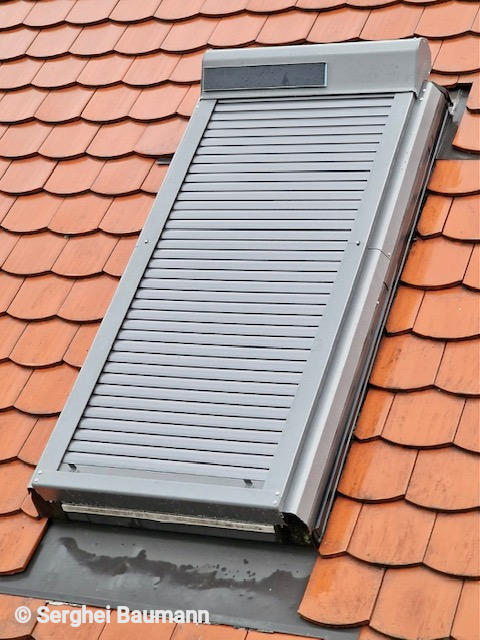 Solargesteuerter Dachfensterrollladen